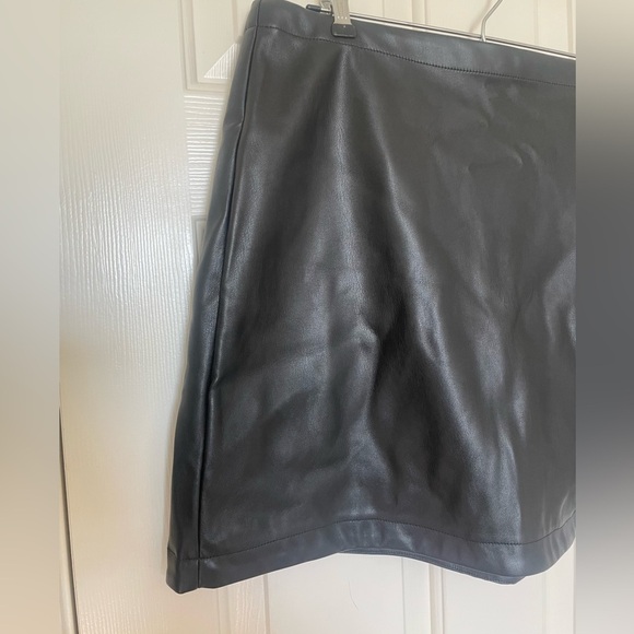 GAP black Faux leather skirt size large - Picture 2 of 7
